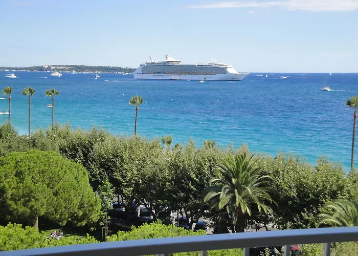 Superbe Vue A 50 Metres Des Plages Cannes